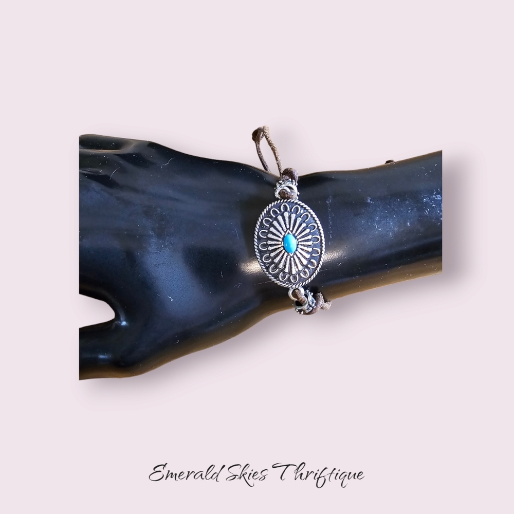 Silver and turquoise toned leather bracelet‎